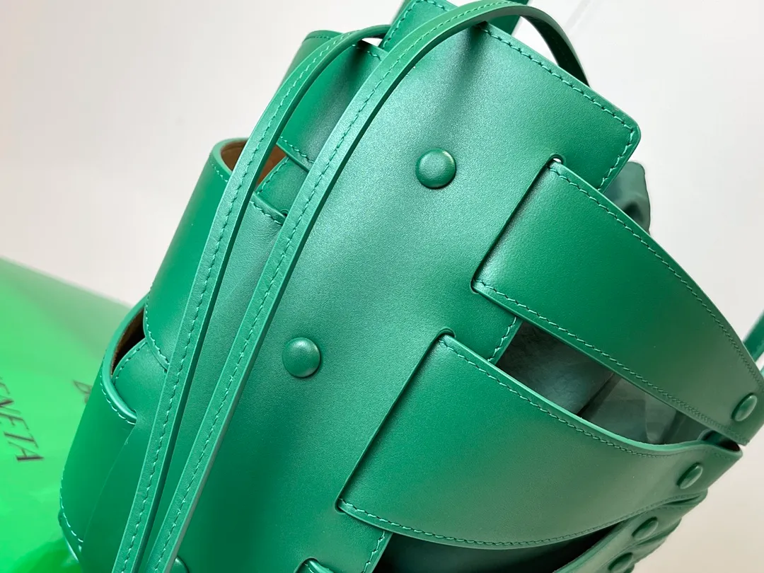 New style for early spring 2021~~~TheShell French calfskin cut shoulder bag, paper nylon drawstring bag, rivet decoration, leather rope buckle, chic and elegant, casual and versatile, eye-catching new design. Small size: 40cm*25cm*12cm